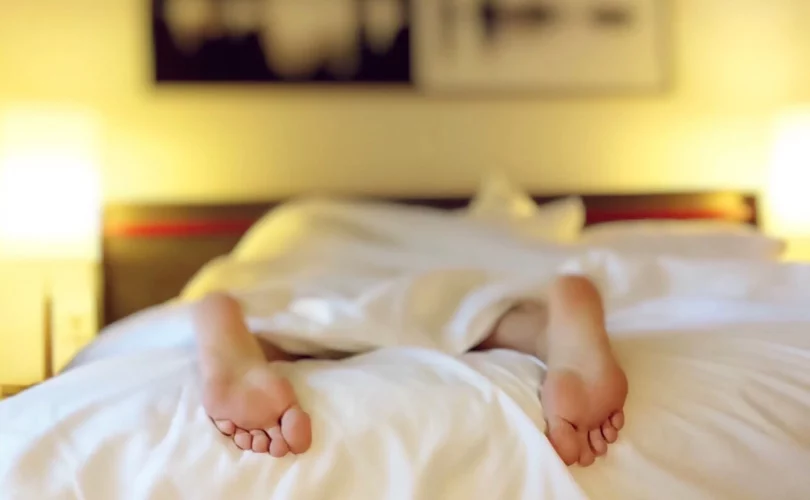 Photo des deux pieds d'une personne qui pratique la synchronisation du sommeil